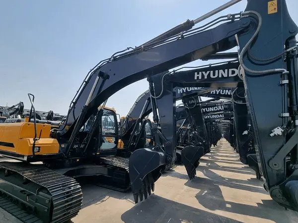Heavy equipment sourcing and supply